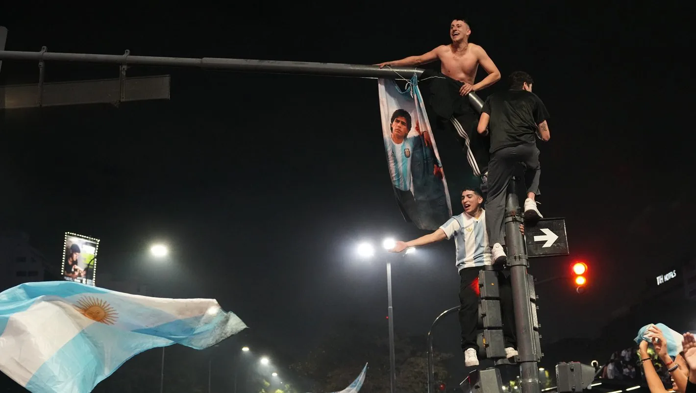 Αργεντινή: Πανηγυρισμοί κάτω από το άγαλμα του Μέσι για την πρόκριση στον τελικό του Μουντιάλ